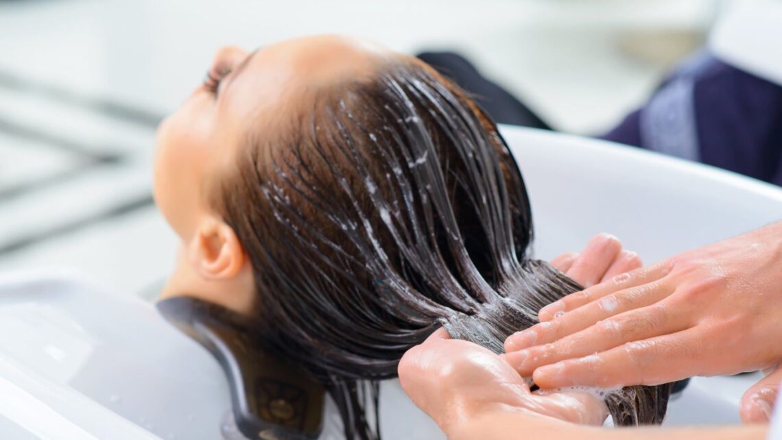 Cara Membersihkan Rambut