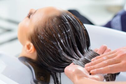 Cara Membersihkan Rambut