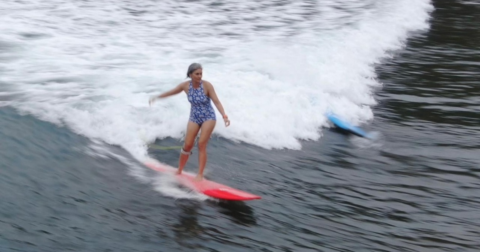 Surfing Kesehatan Mental di Hari Laut Sedunia Ilustrasi surfing kesehatan mental untuk artikel Surfing kesehatan mental: Hari Laut Sedunia: Surfing untuk…